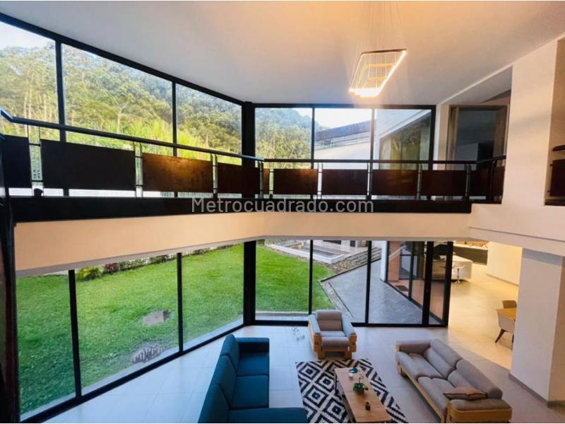 Casa Amplia de 3 Alcobas con 8 Garajes en Altos del Poblado - 7