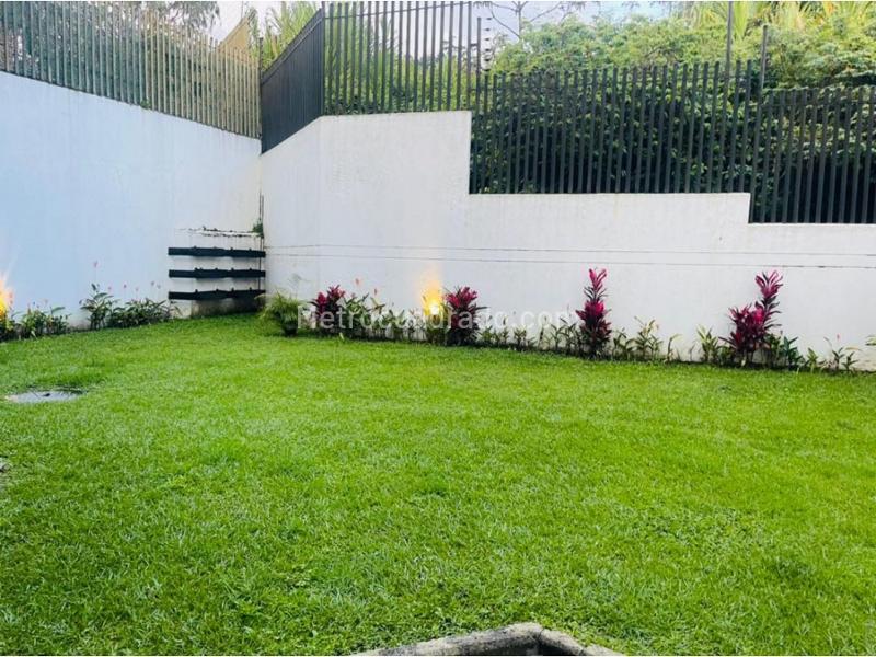 Casa Amplia de 3 Alcobas con 8 Garajes en Altos del Poblado - 9