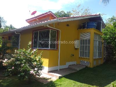 Casa de 3 alcobas en venta en Vereda Barzalosa, Girardot, 196 m² · foto 2 de 20