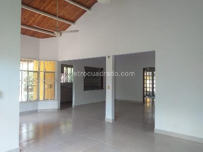 Casa de 3 alcobas en venta en Vereda Barzalosa, Girardot, 196 m² · foto 4 de 20