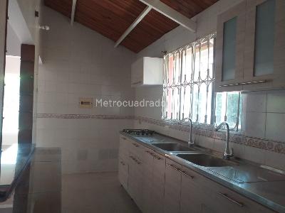 Casa de 3 alcobas en venta en Vereda Barzalosa, Girardot, 196 m² · foto 7 de 20