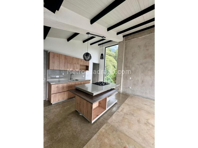 Luxurious 4BR House with Scenic Views in El Escobero