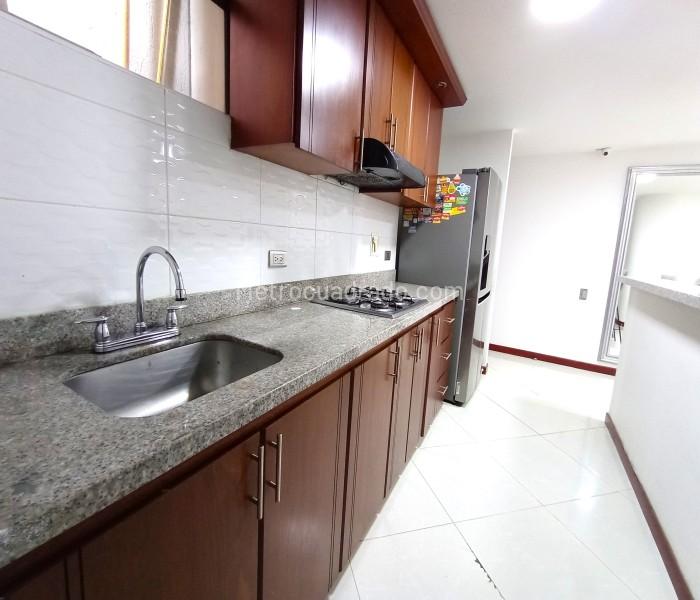 Spacious 3BR Apartment with Private Parking in Robledo - 2