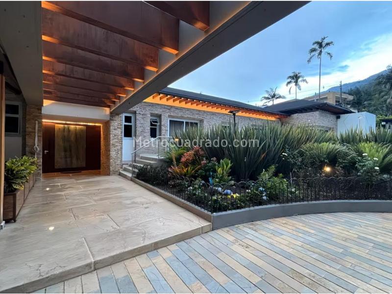 Luxury 5BR House in Poblado - 9