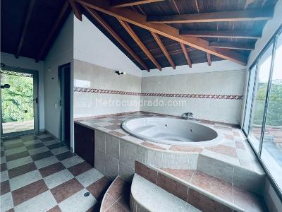 Casa de 3 alcobas en venta en El Poblado, Medellín, 679 m² · foto 3 de 20