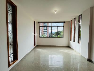 Casa de 3 alcobas en venta en El Poblado, Medellín, 679 m² · foto 18 de 20