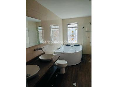 Apartamento de 3 alcobas en arriendo en Laureles, Medellín, 230 m² · foto 3 de 18