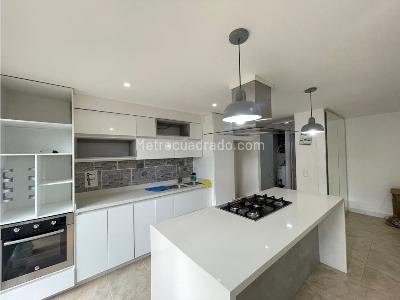 Casa en arriendo en El Poblado, Medellín · foto 2 de 20