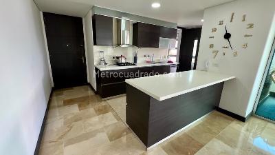 Apartamento de 3 alcobas en venta en Castropol, Medellín, 139 m² · foto 2 de 12