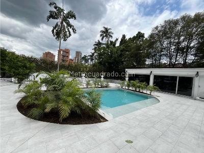 Casa de 5 alcobas en arriendo en Poblado San Lucas, Medellín, 1177 m² · foto 2 de 20