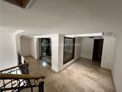 Casa de 5 alcobas en arriendo en Poblado San Lucas, Medellín, 1177 m² · foto 8 de 20