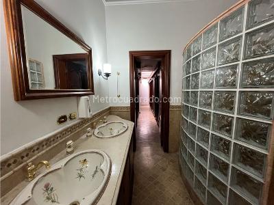 Casa de 5 alcobas en arriendo en Poblado San Lucas, Medellín, 1177 m² · foto 19 de 20