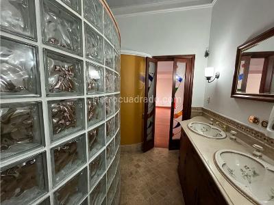 Casa de 5 alcobas en arriendo en Poblado San Lucas, Medellín, 1177 m² · foto 20 de 20