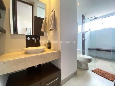 Apartamento de 2 alcobas en arriendo en El Tesoro, Medellín, 147 m² · foto 7 de 16