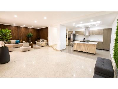 Casa de 5 alcobas en venta en El Poblado, Medellín, 580 m² · foto 2 de 13