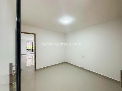 Apartamento de 3 alcobas en venta en Loma De Los Parra, Medellín, 65 m² · foto 5 de 11