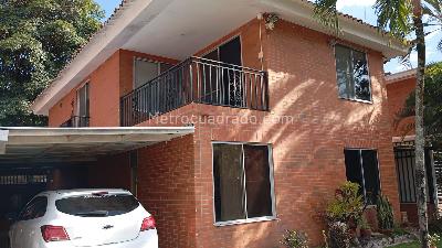 Casa de 4 alcobas en venta en El Castillo, Cali, 310 m² · foto 2 de 6