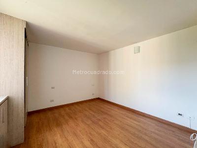 Apartamento de 2 alcobas en venta en Loma De Los Bernal, Medellín, 82 m² · foto 11 de 19