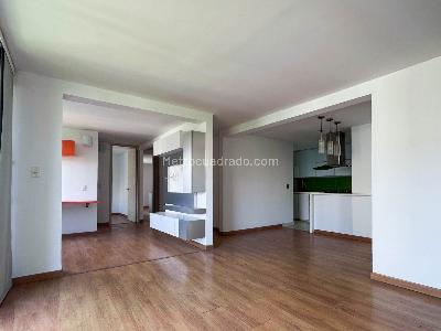 Apartamento de 2 alcobas en venta en Loma De Los Bernal, Medellín, 82 m² · foto 2 de 19