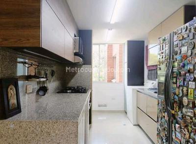 Apartamento de 3 alcobas en venta en Loma De Los Bernal, Medellín, 86 m² · foto 7 de 20