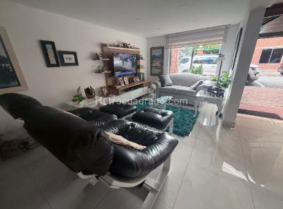 Casa de 3 alcobas en venta en La Mota, Medellín, 130 m² · foto 2 de 12