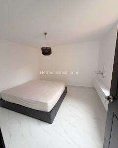 Apartamento de 3 alcobas en venta en Loma De Los Bernal, Medellín, 75 m² · foto 11 de 16