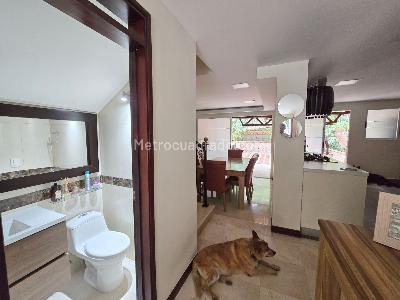 Casa de 3 alcobas en venta en Loma De Los Bernal, Medellín, 144 m² · foto 2 de 20