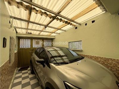 Casa de 5 alcobas en venta en La Camelia, Bogotá, 132 m² · foto 2 de 20