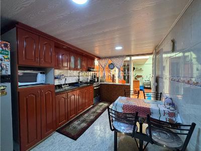 Casa de 5 alcobas en venta en La Camelia, Bogotá, 132 m² · foto 5 de 20