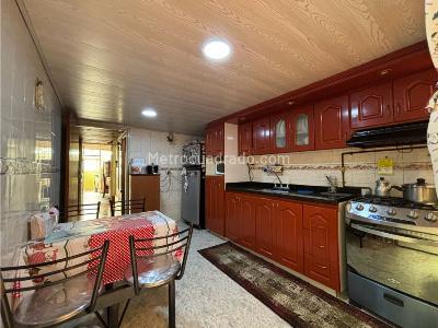 Casa de 5 alcobas en venta en La Camelia, Bogotá, 132 m² · foto 6 de 20