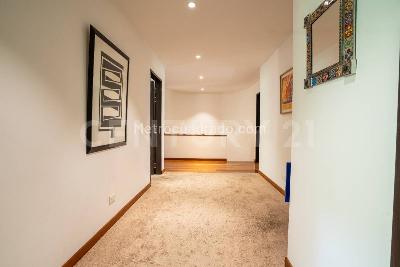 Apartamento de 3 alcobas en venta en Santa Barbara Alta, Bogotá, 215 m² · foto 9 de 18