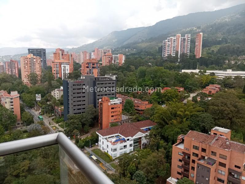 Stylish 2BR Apartment with City View in Los Balsos Dos - 2