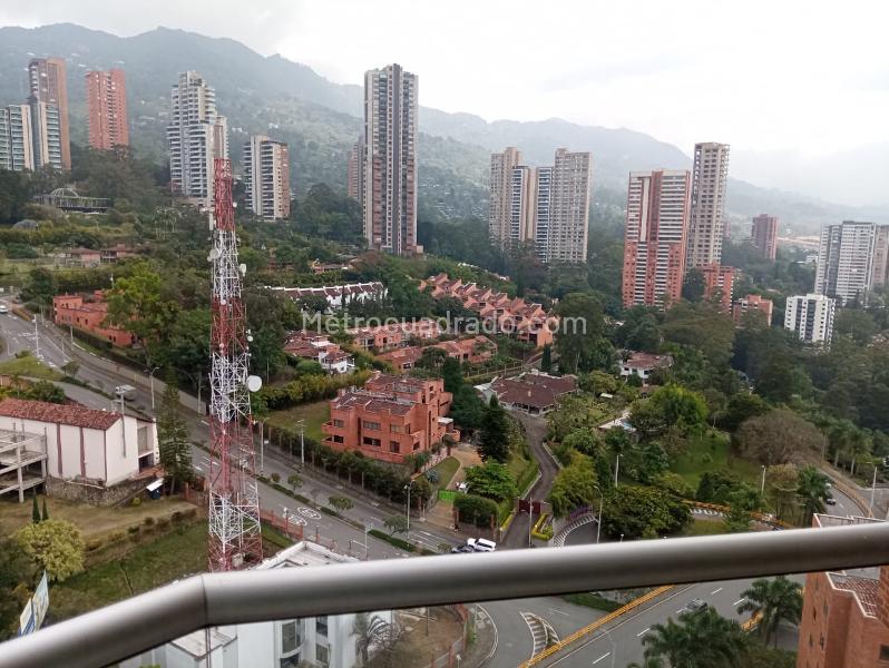 Stylish 2BR Apartment with City View in Los Balsos Dos - 4