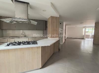 Apartamento de 3 alcobas en venta en Laureles, Medellín, 180 m² · foto 2 de 15