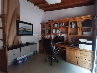 Casa de 5 alcobas en venta en Loma Del Escobero, Envigado, 176 m² · foto 3 de 20