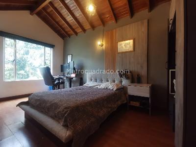 Casa de 5 alcobas en venta en Loma Del Escobero, Envigado, 176 m² · foto 13 de 20