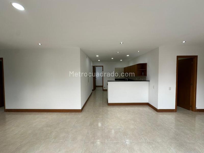 Apartamento Amplio de 3 Alcobas en Conquistadores - 4