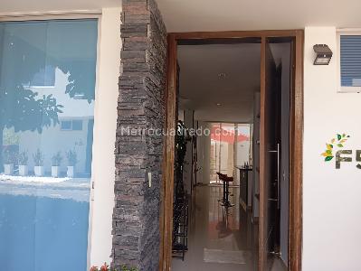 Casa de 3 alcobas en venta en Las Rosas, Girardot, 270 m² · foto 2 de 20
