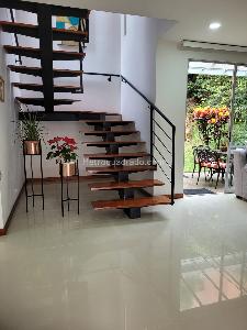 Casa de 3 alcobas en venta en Loma Benedictinos, Envigado, 220 m² · foto 3 de 19