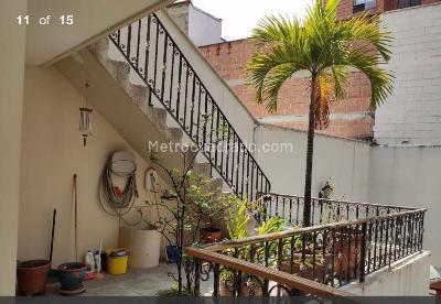 Casa de 5 alcobas en venta en Laureles, Medellín, 374 m² · foto 2 de 4