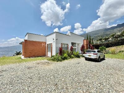 Casa de 4 alcobas en arriendo en Norteamerica, Bello, 280 m² · foto 3 de 13