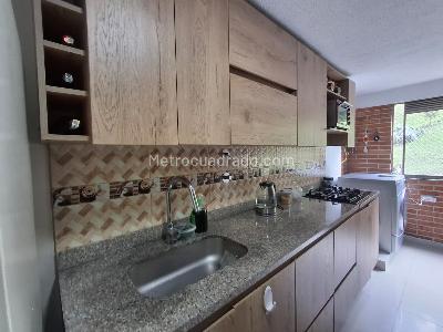 Apartamento de 4 alcobas en venta en La Castellana, Medellín, 82 m² · foto 7 de 15