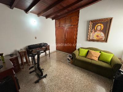 Casa de 5 alcobas en venta en Los Colores, Medellín, 207 m² · foto 2 de 13