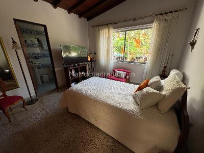 Casa de 5 alcobas en venta en Los Colores, Medellín, 207 m² · foto 3 de 13