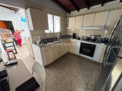 Casa de 5 alcobas en venta en Los Colores, Medellín, 207 m² · foto 5 de 13