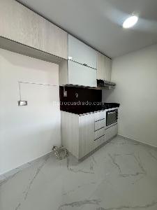 Apartamento de 3 alcobas en venta en Loma De Los Bernal, Medellín, 80 m² · foto 3 de 13