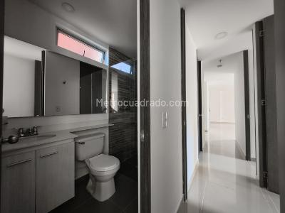 Apartamento de 3 alcobas en venta en Los Colores, Medellín, 78 m² · foto 9 de 15