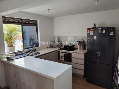 Apartamento de 2 alcobas en venta en Loma De Los Bernal, Medellín, 84 m² · foto 2 de 13