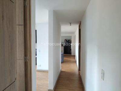Apartamento de 2 alcobas en venta en Loma De Los Bernal, Medellín, 84 m² · foto 3 de 13