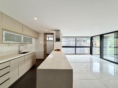 Apartamento de 3 alcobas en arriendo en Altos Del Poblado, Medellín, 122 m² · foto 2 de 13